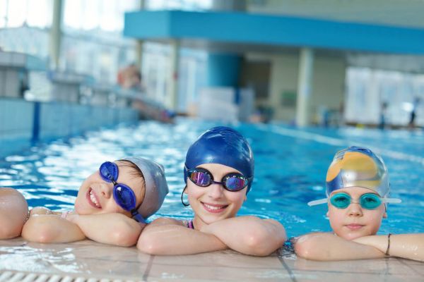 Nauka pływania w Krakowie - jaką szkołę pływania najlepiej wybrać dla swojego dziecka?