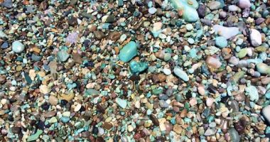Plaża z Niebieskimi Kamieniami na Wyspie Flores nad Morzem Sawu