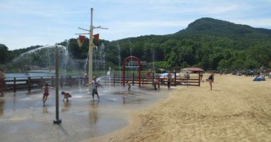 Beach at Lake Lure & Water Works, Lake Lure, Stany Zjednoczone