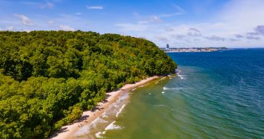 Plaża na Redłowie w Gdyni nad Morzem Bałtyckim