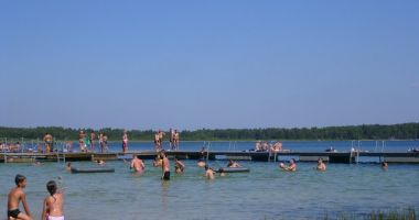 Plaża przy ORW Resort Piaseczno w Rozpłuciach Pierwszych nad Jeziorem Piaseczno