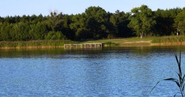 Plaża w Żabicach nad Jeziorem Żabiniec