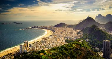 Plaża Copacabana w Rio de Janeiro nad Oceanem Atlantyckim