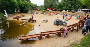 Plaża i baseny na Farmie Iluzji w Mościskach