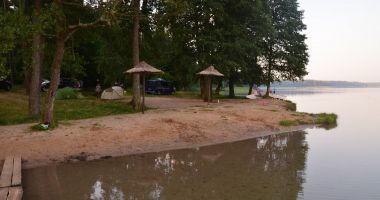 Plaża BoraCamp w Gorczycy nad Jeziorem Serwy