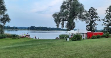 Plaża Mazurska Chatka w Kaczorach nad Jeziorem Rydzówka