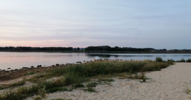 Plaża Czartowo w Rosinach nad Jeziorem Płoń