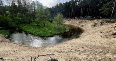 Plaża na zakolach Kocinki w Kuźnicy