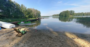 Plaża przy cyplu w Długiem nad Jeziorem Lipie