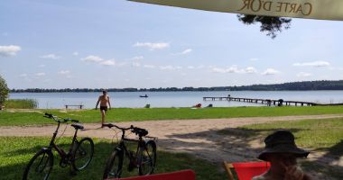 Plaża przy OW Relaks w Rybczyźnie nad Jeziorem Dręstwo
