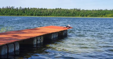 Plaża przy polu namiotowym w Dworczysku nad Jeziorem Brożane