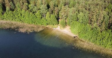 Plaża przy polu namiotowym w Dworczysku nad Jeziorem Płaskim